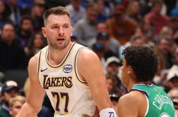 世界杯直播app入口-4胜0负不败！东契奇战独行侠狠辣不留情创两大神迹